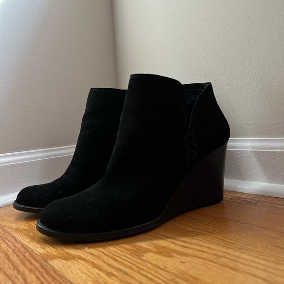 Lightly used Lucky Brand Leather booties size 9 1/2 - Picture 1 of 4